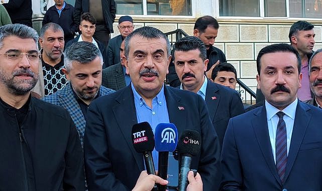 bakan-tekin-bayram-namazini-baba-ocaginda-kildi-9293